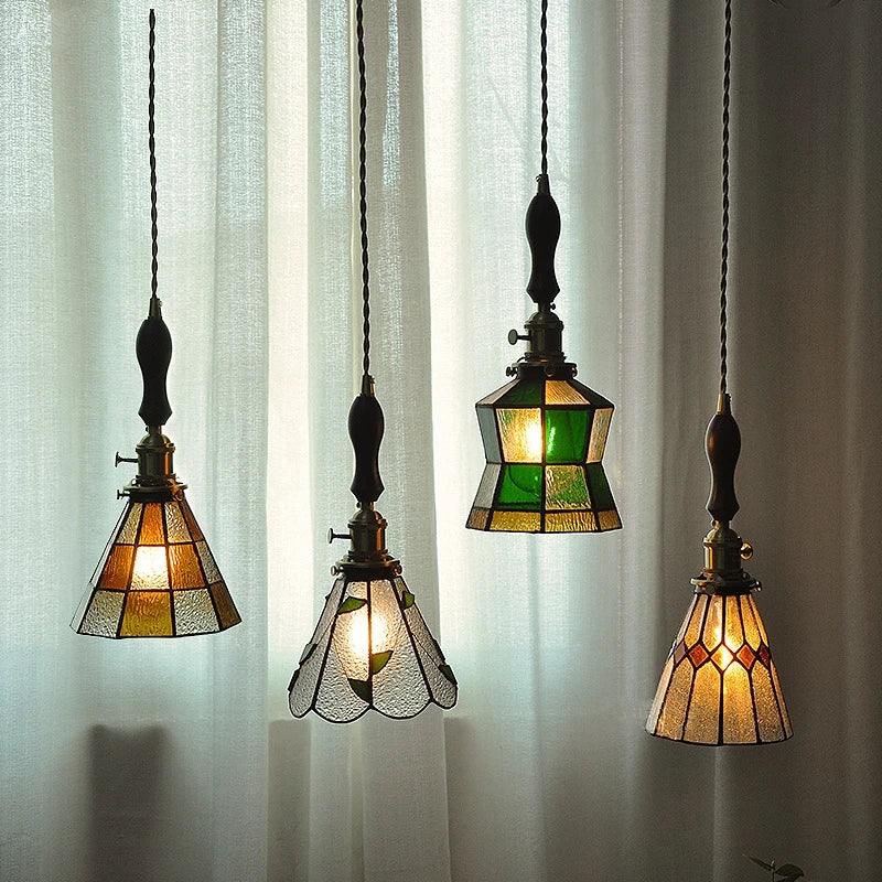 kleine noordse koperen kroonluchter met gekleurd glas