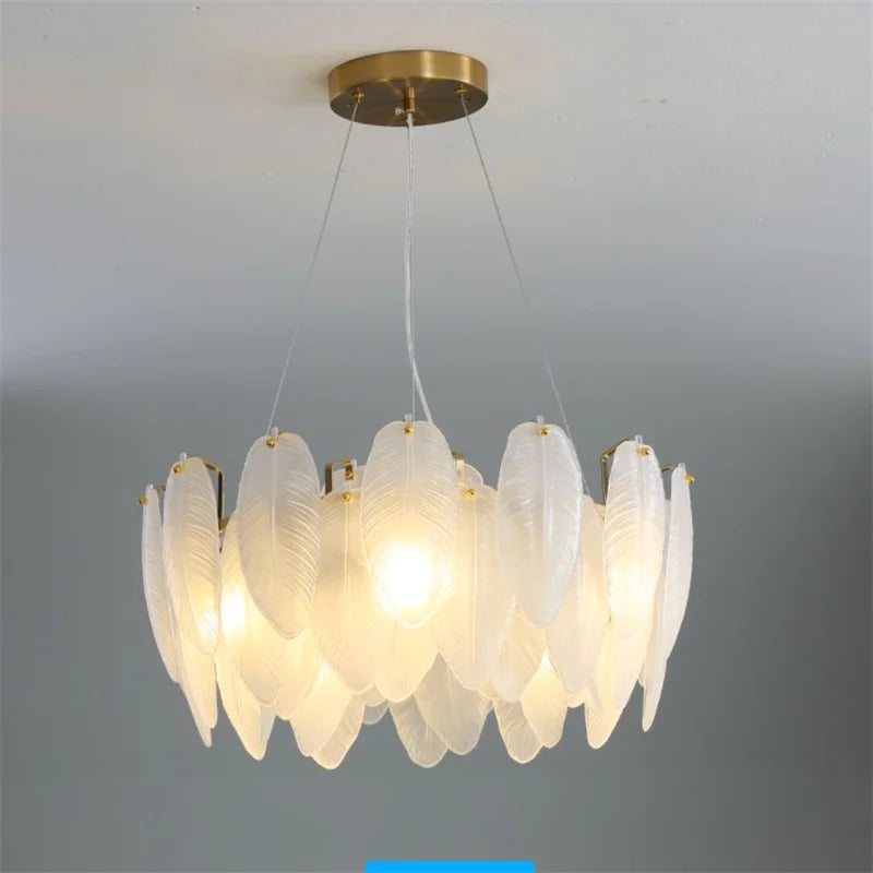 moderne glazen kroonluchter in de vorm van een ganzenveer, hangende verlichting