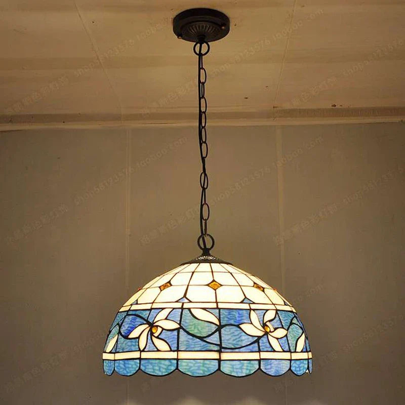 antieke kroonluchter van glas-in-lood voor nostalgische sfeer en restaurant