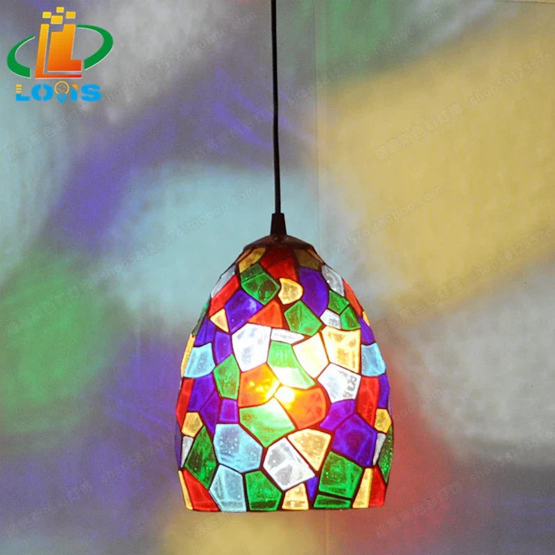 gekleurde kroonluchter van getint glas in Tiffany-stijl voor creatieve verlichting