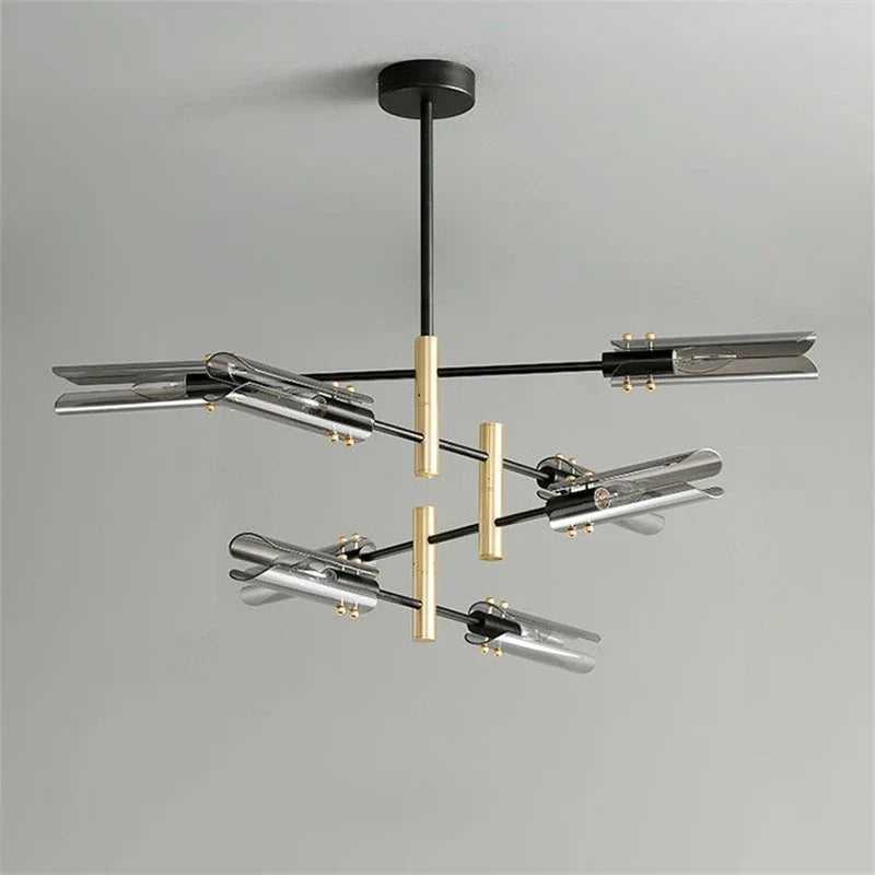 kroonluchter van glas met noordse en creatieve vormgeving