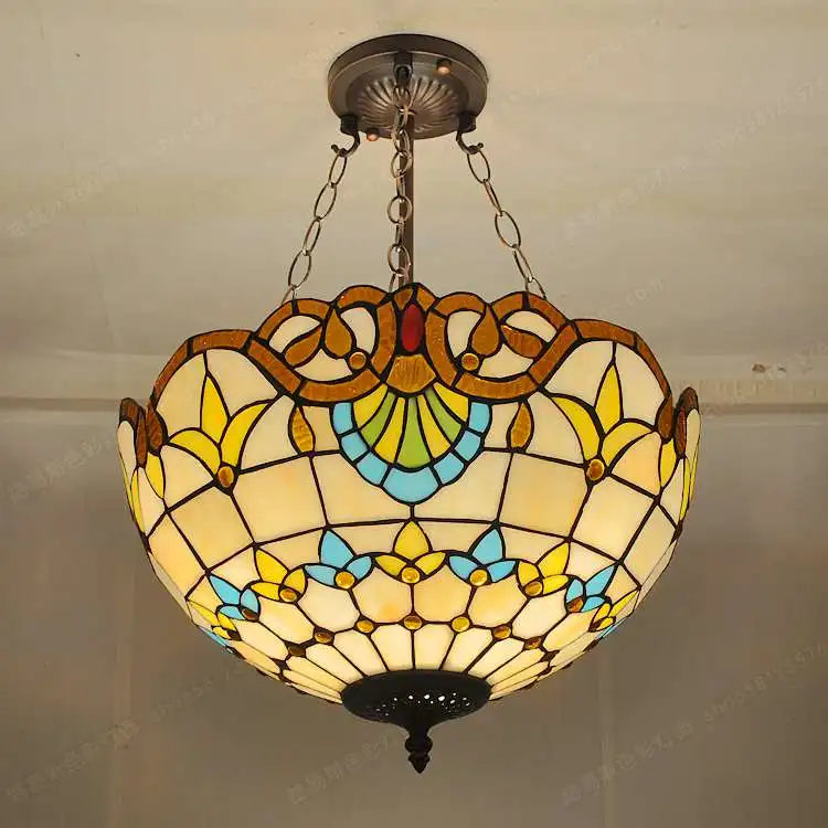 barokke kroonluchter van gekleurd glas voor elegante verlichting