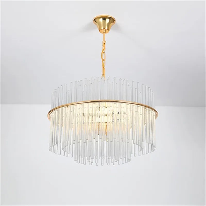 Scandinavische design kristallen kroonluchter met glazen en gouden metalen stang