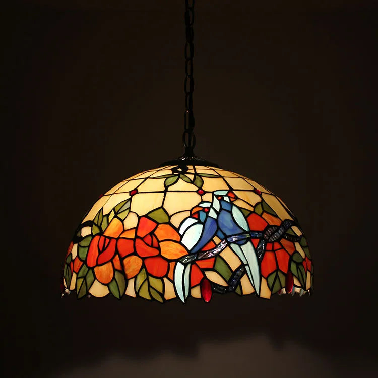 retro kroonluchter van getint glas voor café en restaurant