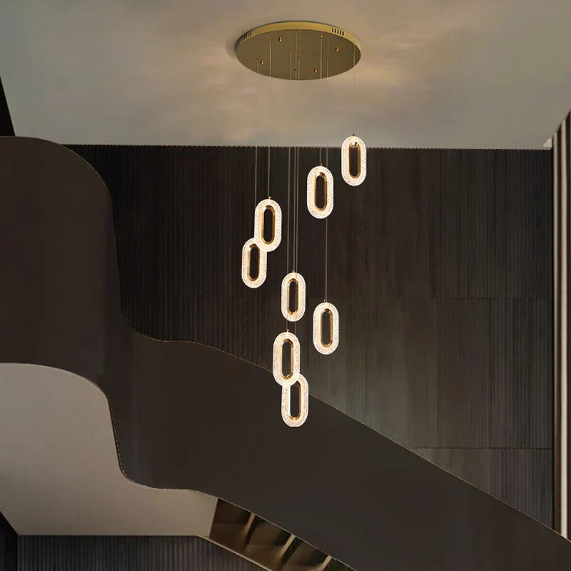 moderne gouden kroonluchter voor interieurdecoratie van trap en restaurant