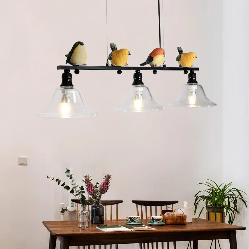 nordische kroonluchter van ijzer, glas en hars met vogels