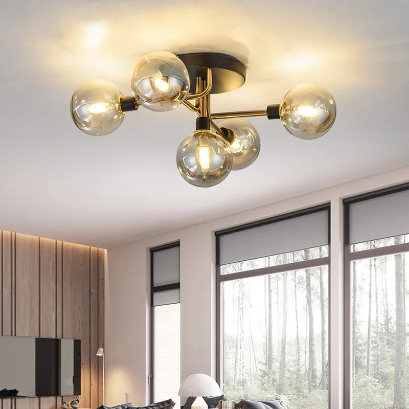 Moderne kroonluchter van getint glas.