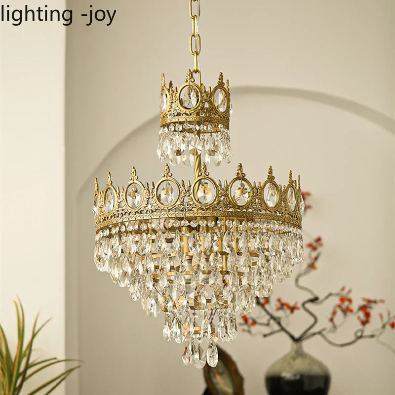 moderne kroonluchter met kristallen kroon, decoratieve binnenverlichting