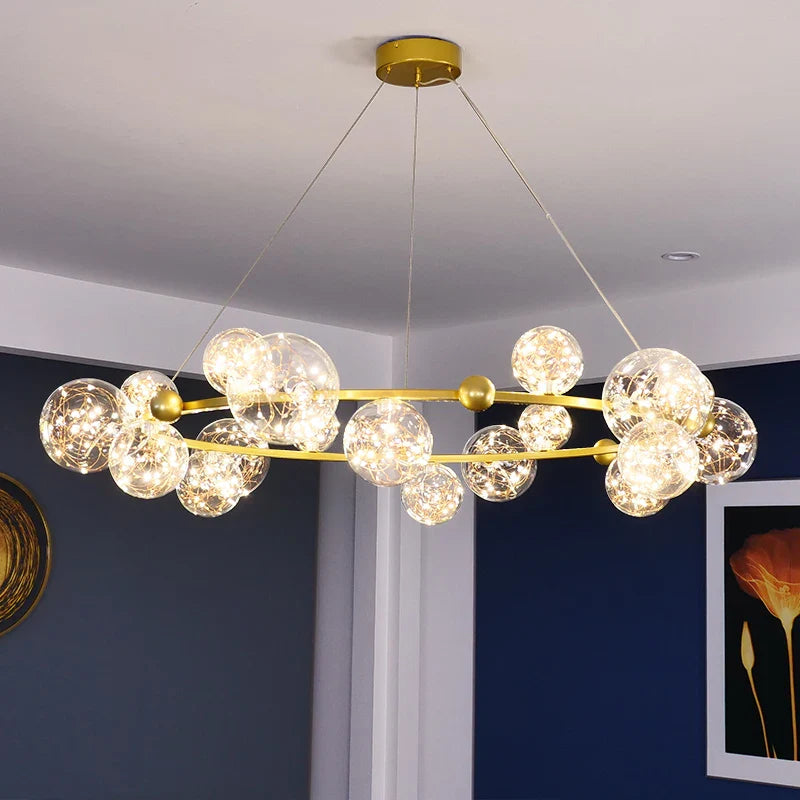 luxe moderne kroonluchter met led-ringen en glazen bol