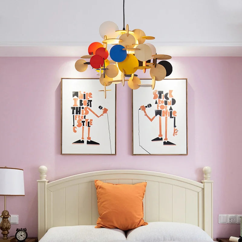 moderne noordse houten kroonluchter met kleurrijke decoratieve verlichting