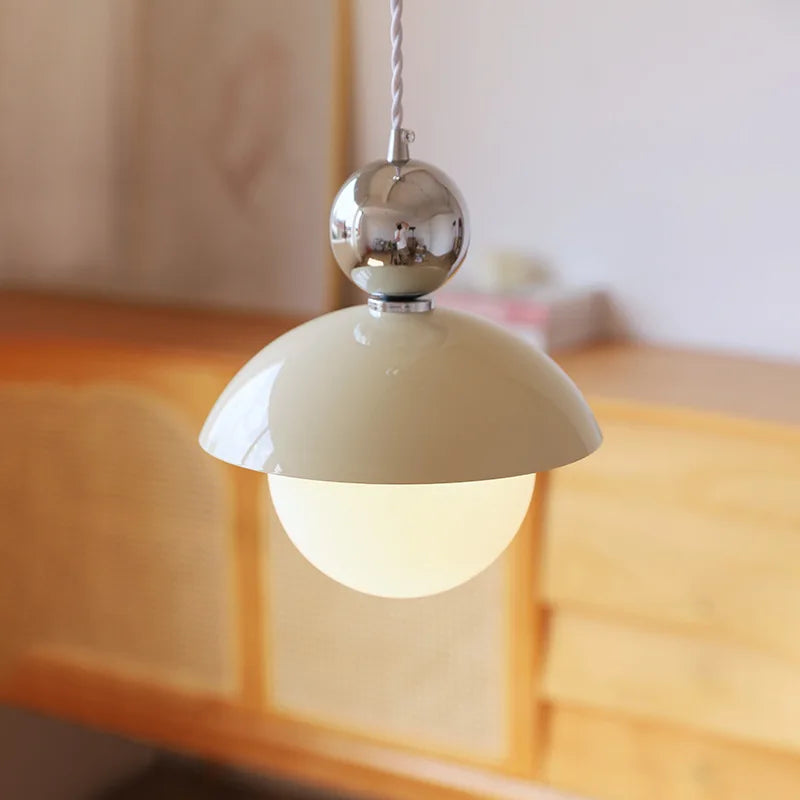 verlichte glazen bol kroonluchter voor een elegant interieur