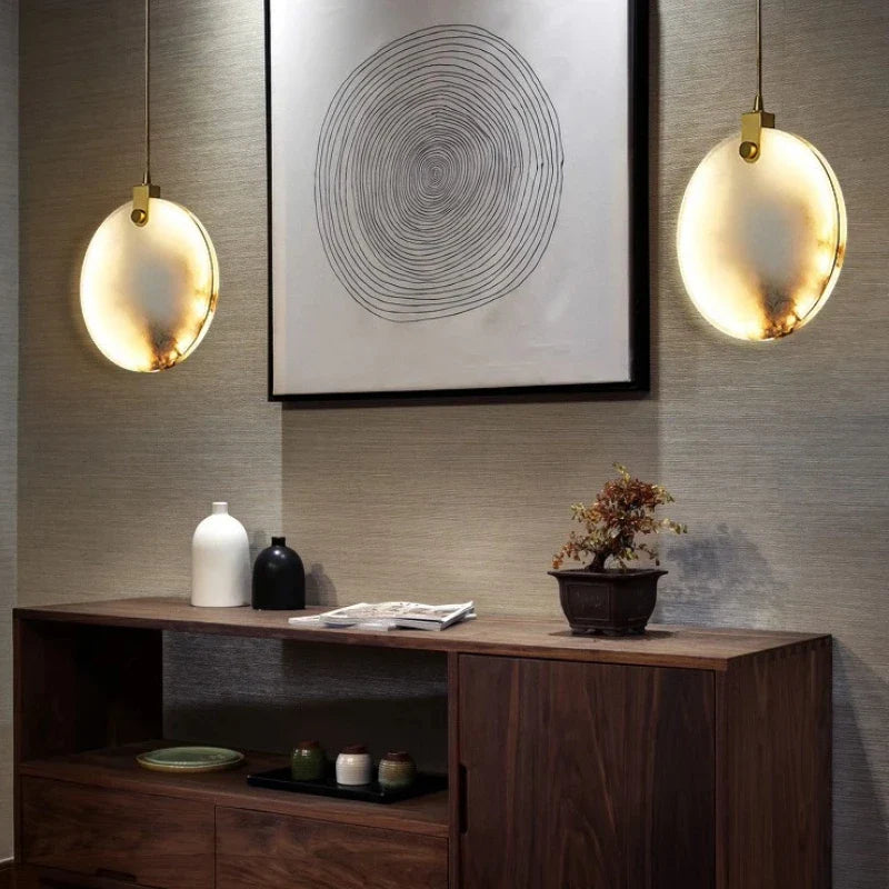 lichte koperen en natuurlijk marmeren kroonluchter voor elegante decoratie