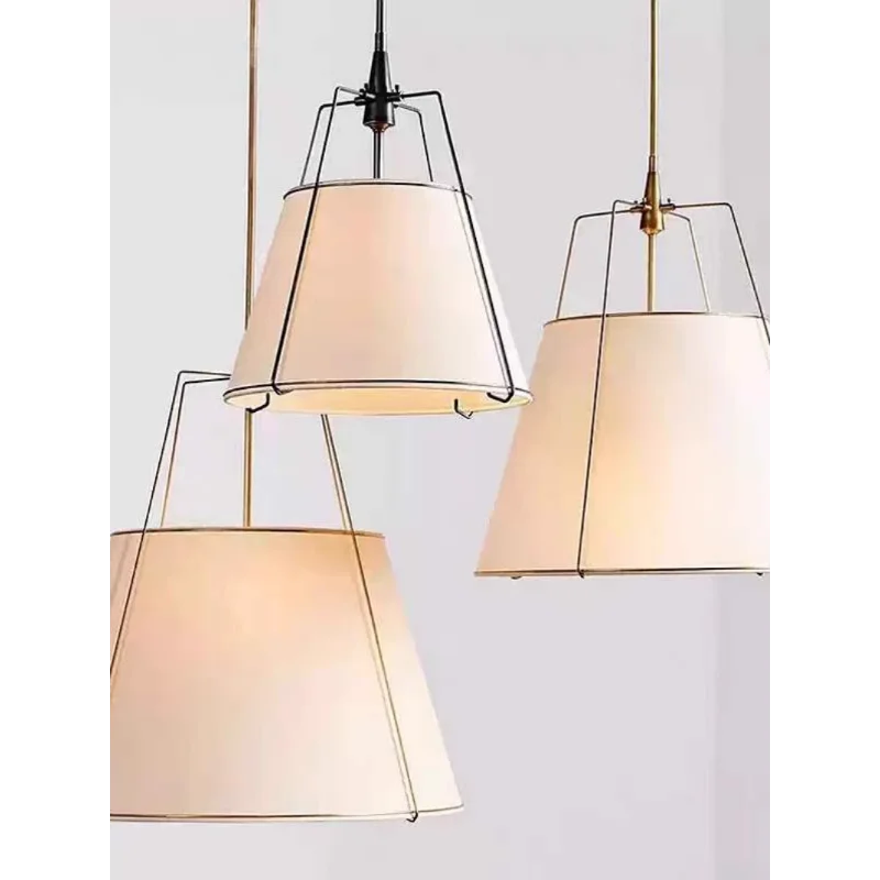 Moderne kroonluchter met gedurfde lijnen en design