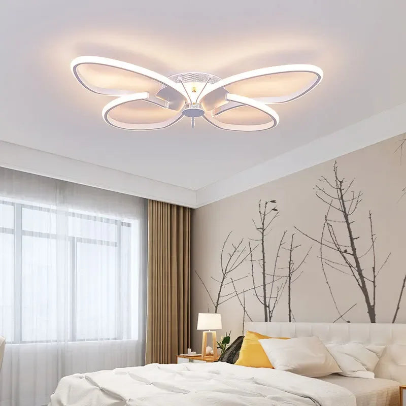 Eigentijdse kroonluchter met elegante binnenverlichting