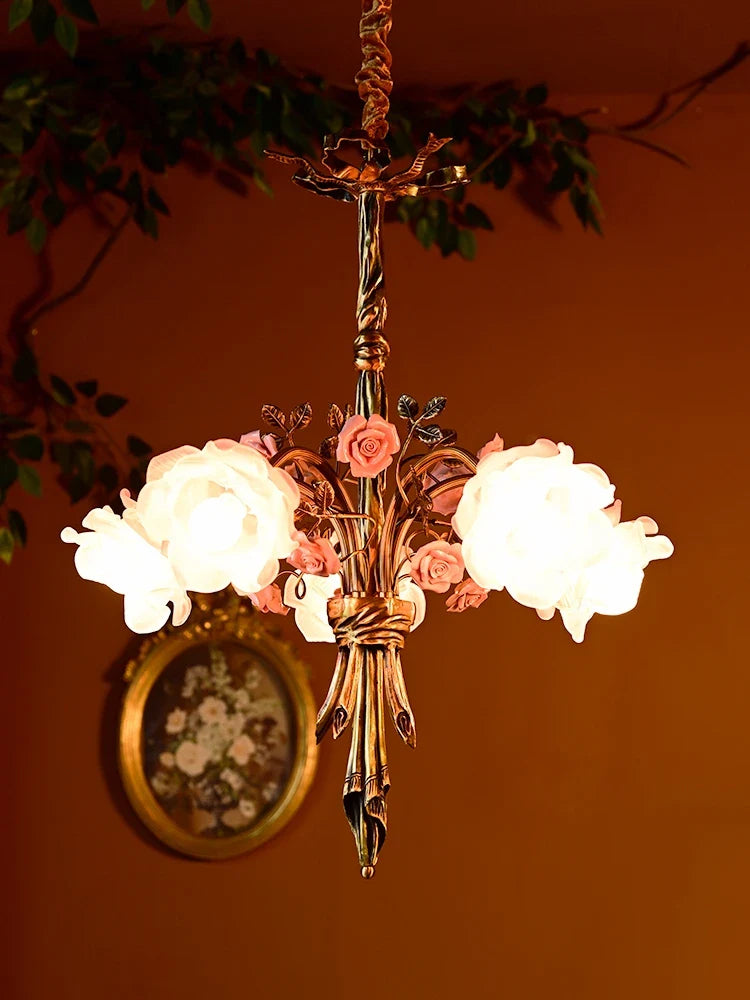 koperen kroonluchter met roze glas in klassieke Europese stijl met led