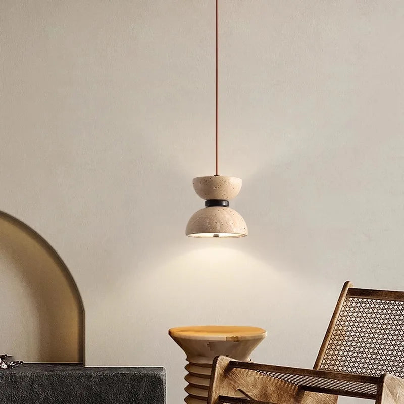 Japanse travertijn kroonluchter in wabi-sabi stijl met creatief design en warme sfeer