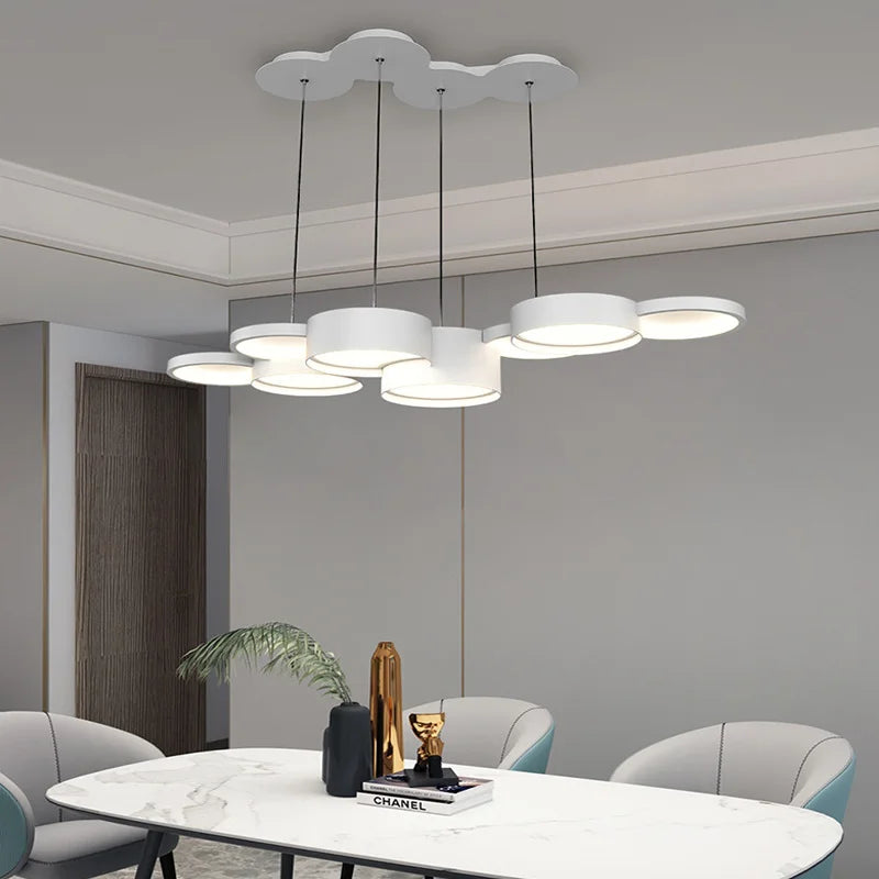 Moderne kroonluchter die verfijnd verlicht.