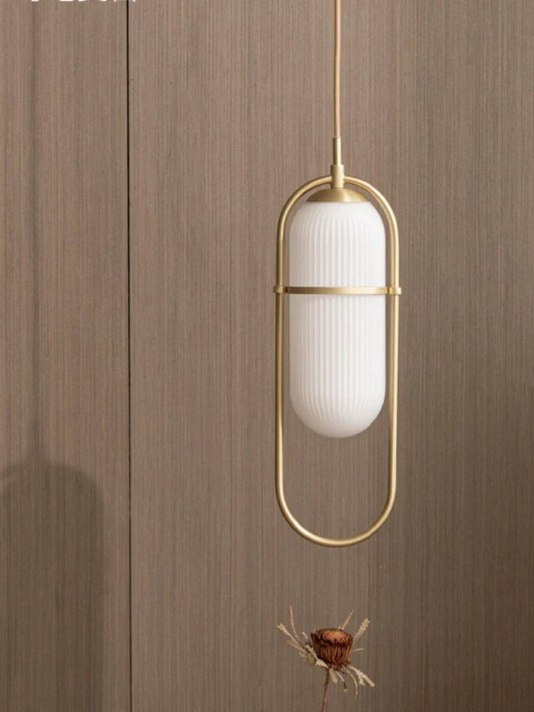 eenvoudige hanglamp in moderne industriële stijl van glas en metaal