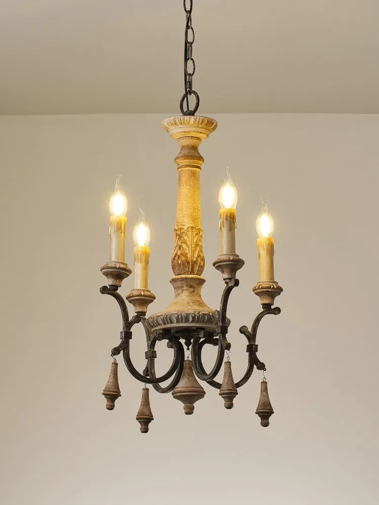 vintage houten kroonluchter met houtsnijwerk voor elegante verlichting thuis