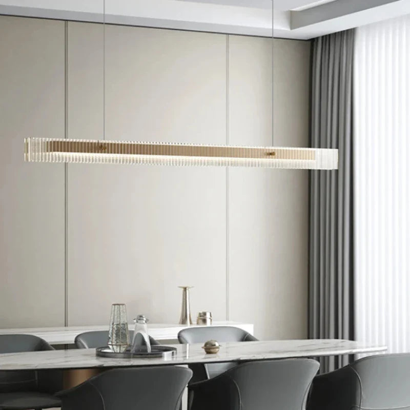 Moderne verlichte glazen kroonluchter.