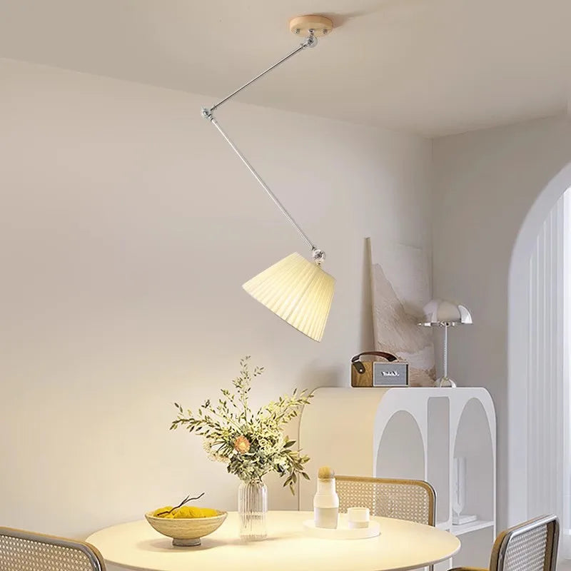 opvouwbare kroonluchter van stof en massief hout in minimalistisch Scandinavisch design