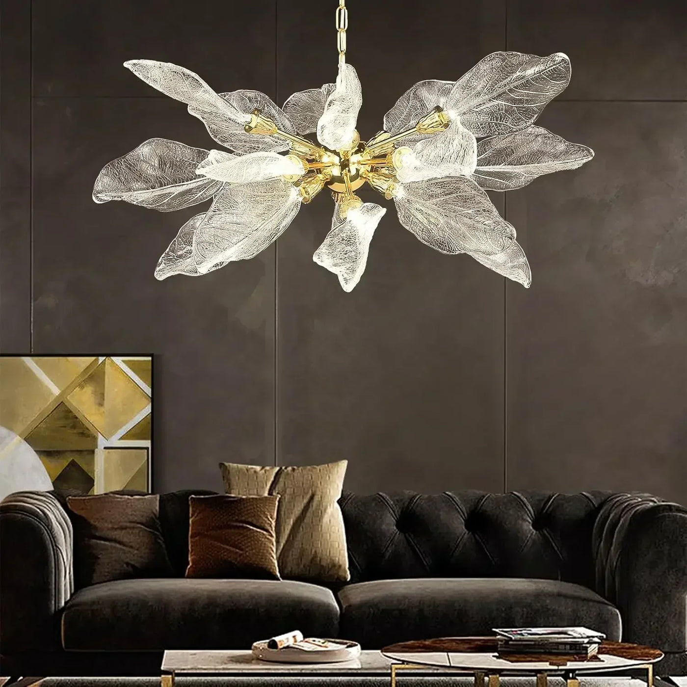 Moderne metalen kroonluchter met elegant design en decoratieve bladeren