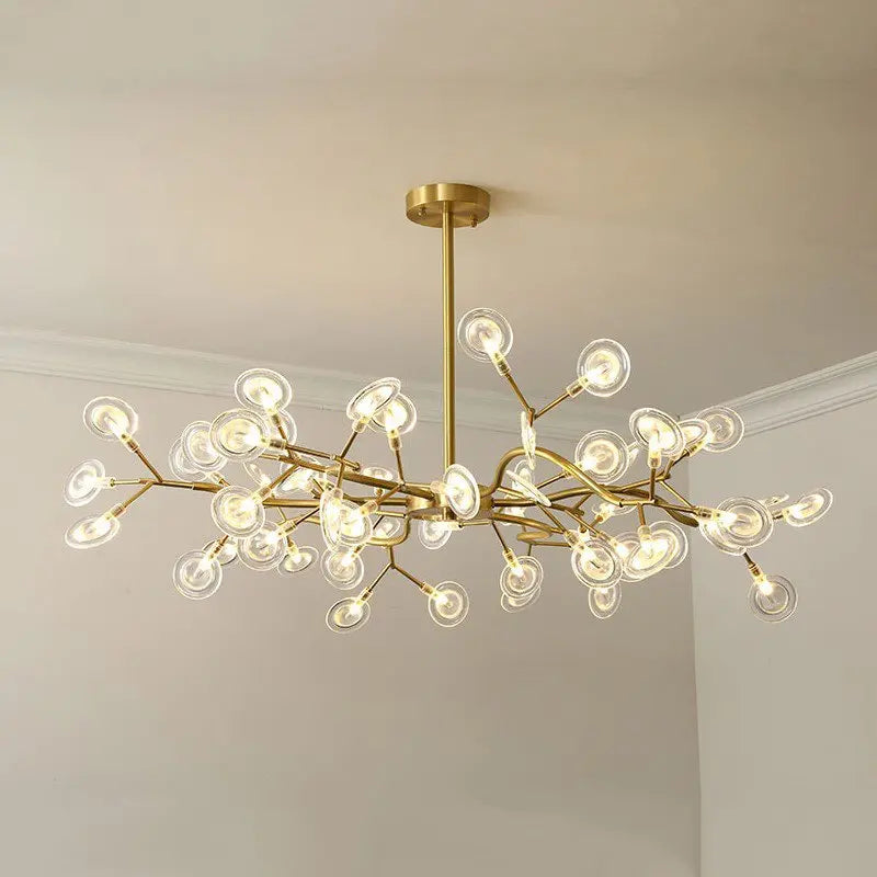 Luchtige lamp met paardenbloembladeren