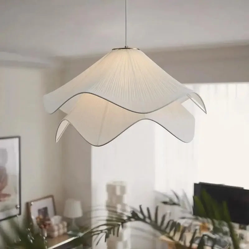 Eenvoudige en comfortabele geplooide stoffen hanglamp in Scandinavische stijl