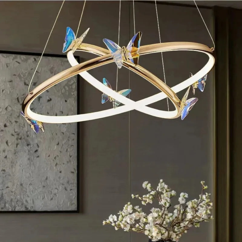 Moderne kroonluchter in vlindervorm met decoratieve gouden ring