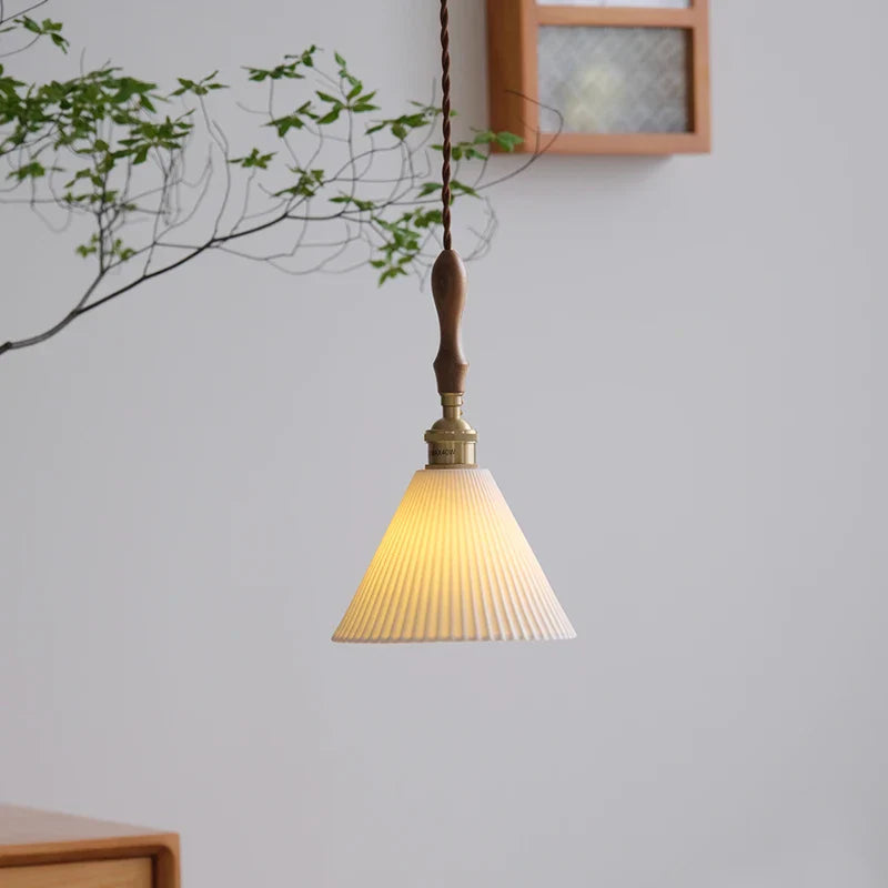 vintage noordse kroonluchter van keramiek en messing hanglamp