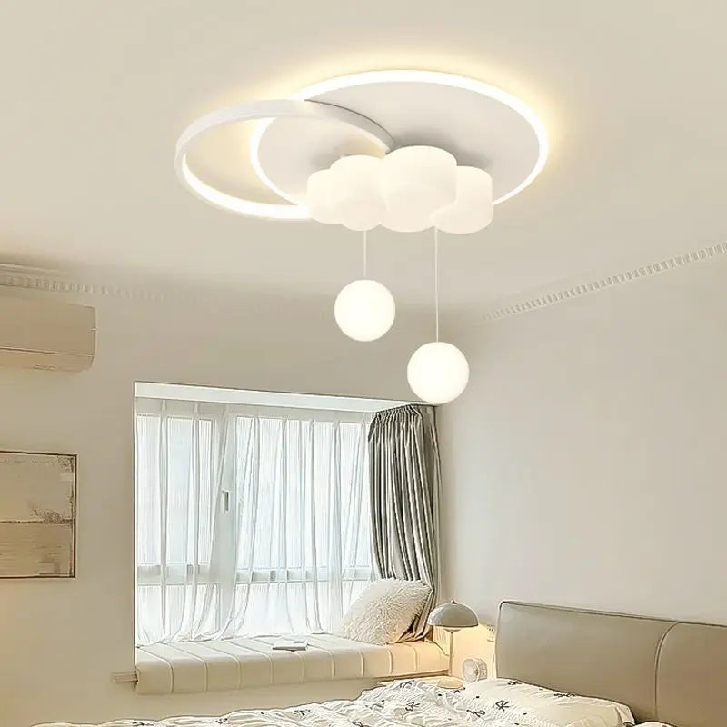 minimalistische plafondlamp met hangende bol en wolkenkroonluchter