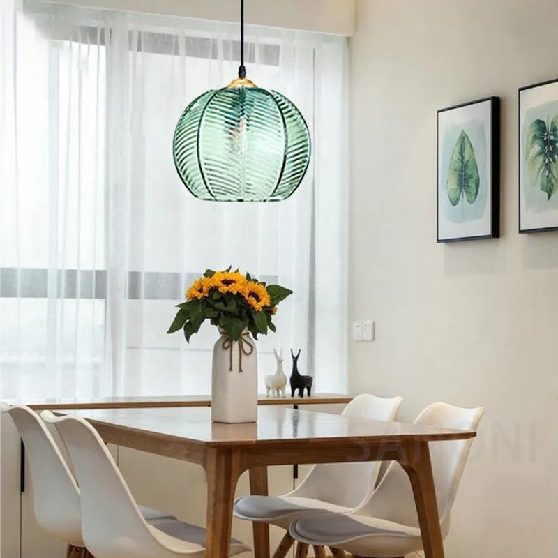 Minimalistische noordse kroonluchter van gestreept glas