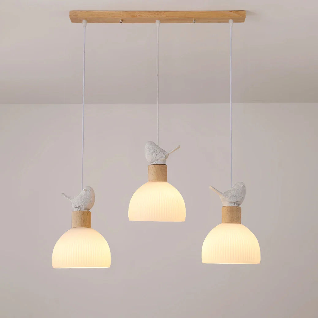 led-hangende kroonluchter van hout met witte glazen lampenkap