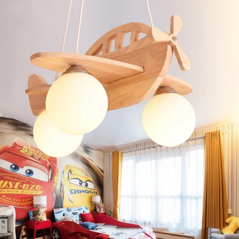 Moderne houten kinder kroonluchter in luchtvaartstijl