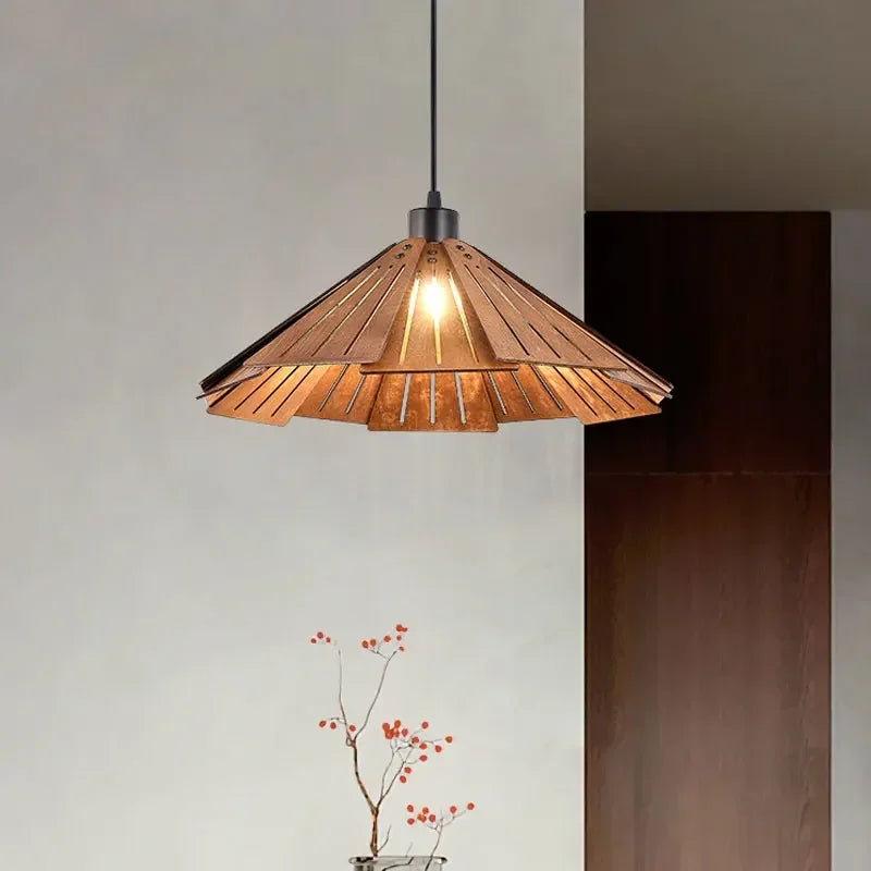 minimalistische walnoot houten kroonluchter voor modern vintage interieur