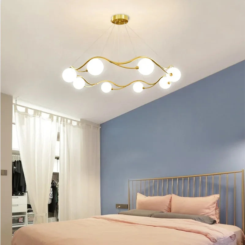 Luxe koninklijke gouden kroonluchter met glazen LED-bol