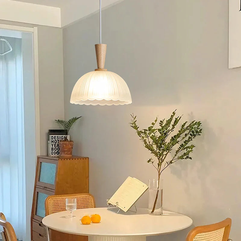 minimalistische moderne noordse kroonluchter van glas en ronde stammen wabi-sabi
