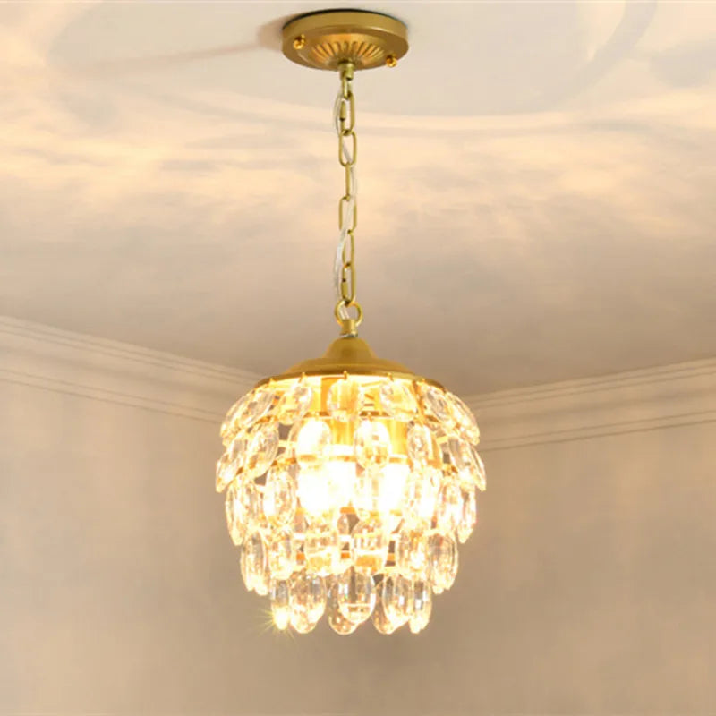 moderne gouden kristallen kroonluchter voor een lichte binnenruimte