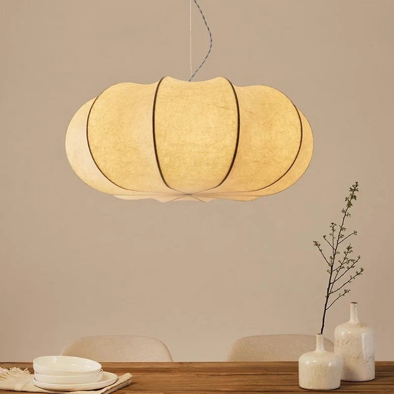 Scandinavische zijden hanglamp in wabi sabi design voor modern interieur