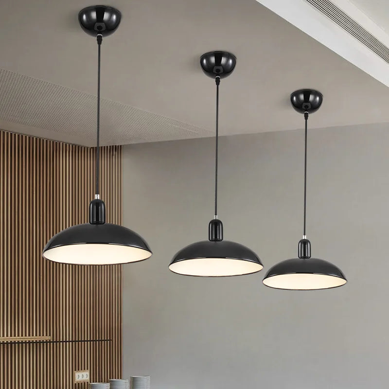 moderne minimalistische kroonluchter in industriële stijl voor café en bar
