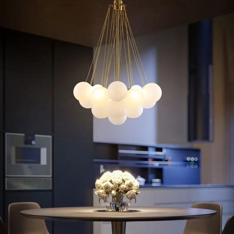 moderne glazen kroonluchter met witte bubbels voor huisdecoratie