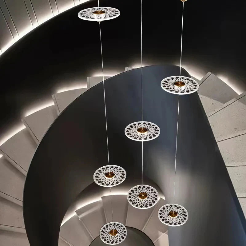 moderne kroonluchter voor trap met eenvoudig en elegant noordse design