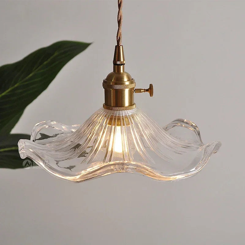 moderne noordse kroonluchter van messing en glas met elegant design voor restaurant