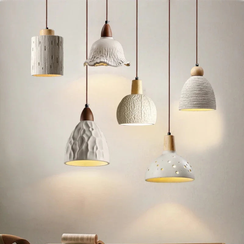moderne kroonluchter van hout en marmer voor een elegant interieur