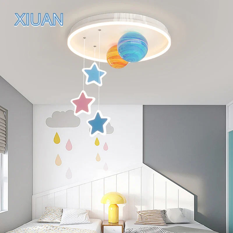 creatieve kroonluchter voor kleuterschool met gekleurd glas planeet universum ster