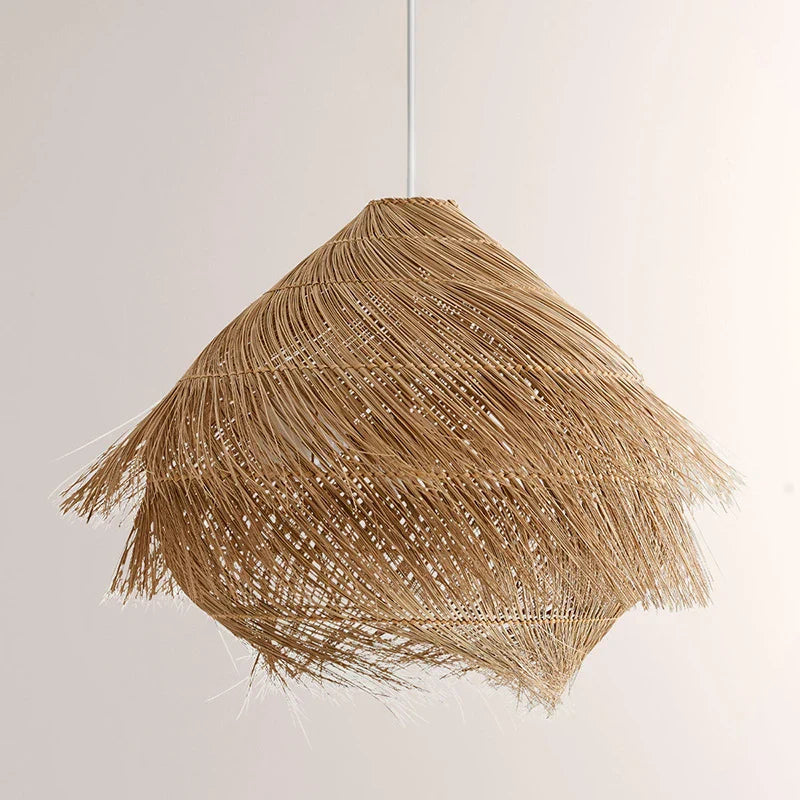 kroonluchter van gevlochten rotan in wabi sabi stijl voor binnen