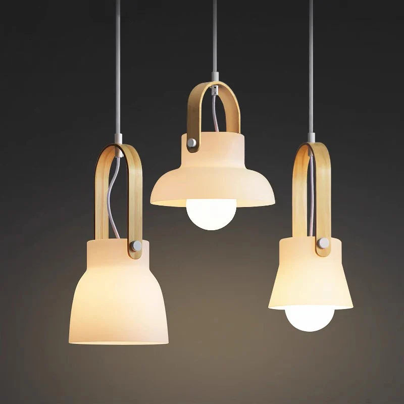 Moderne kroonluchter van glas en hout