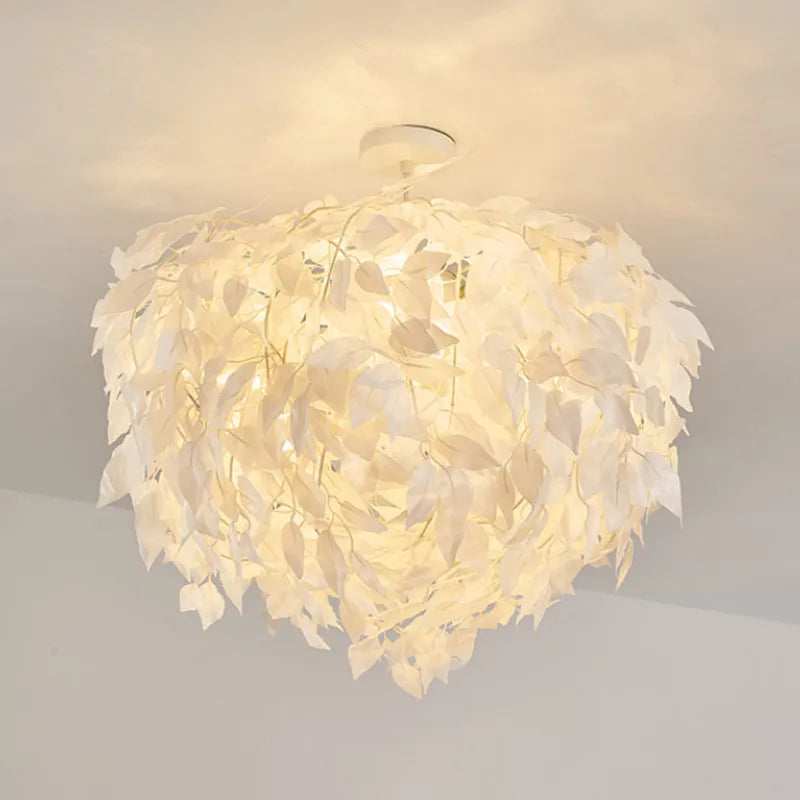 kroonluchter van plastic bladeren voor een romantische en decoratieve sfeer