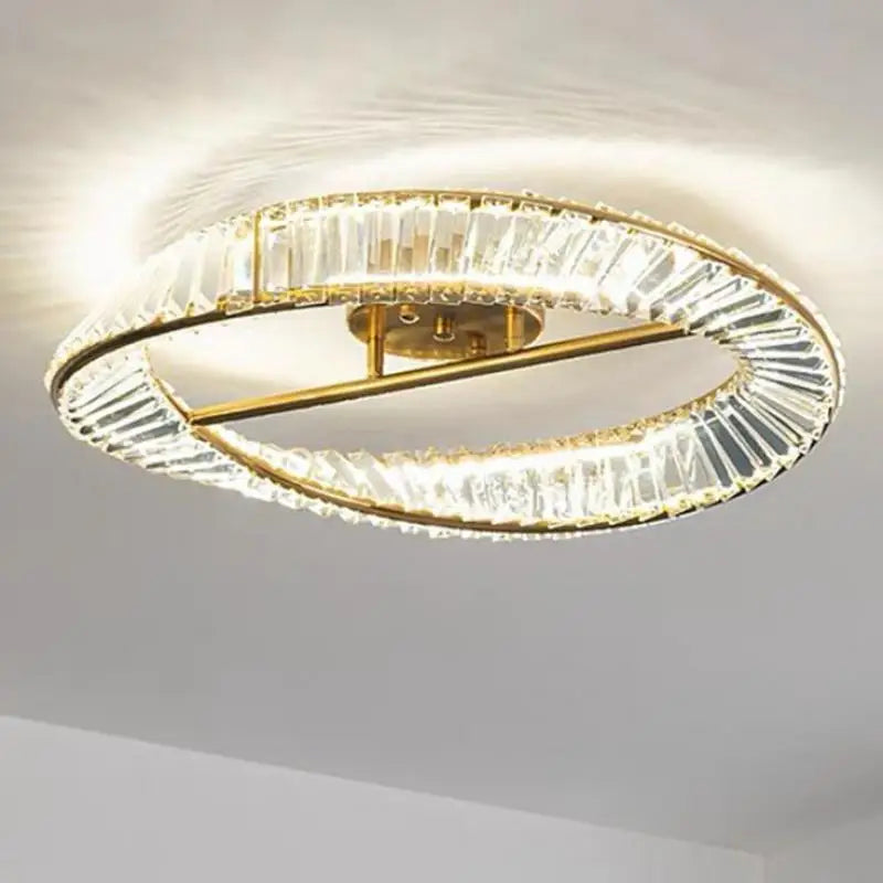 Moderne kroonluchter met lichte kristallen