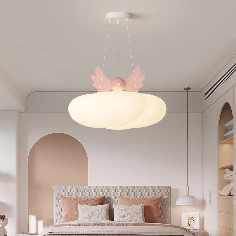 schattige wolkenkroonluchter met engelenvleugels voor babykamer
